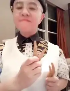 金龟子刘纯燕晒53岁生日视频
