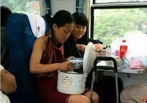 搞笑图片妹子该上课的时候就好好上课,别瞎玩了
