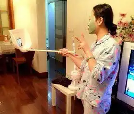 搞笑gif趣图老婆自己做的自拍杆,感觉还挺逗的
