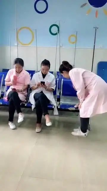 医院的美女们,太搞笑了,咱能不能矜持一下啊
