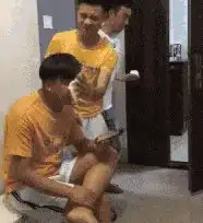 爆笑gif图左边要彩礼五十万,右边给你三万,要左要右
