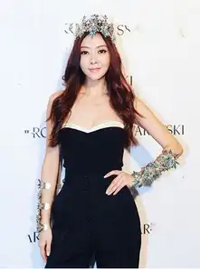 熊黛林变冰雪女皇头戴皇冠的冰雪女皇
