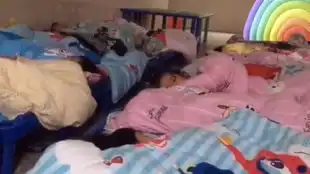 幼儿园最后一天萌娃却赖床不起,小朋友们站一圈叫他起床场面爆笑
