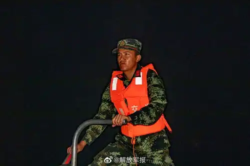 组图直击武警官兵夜训现场
