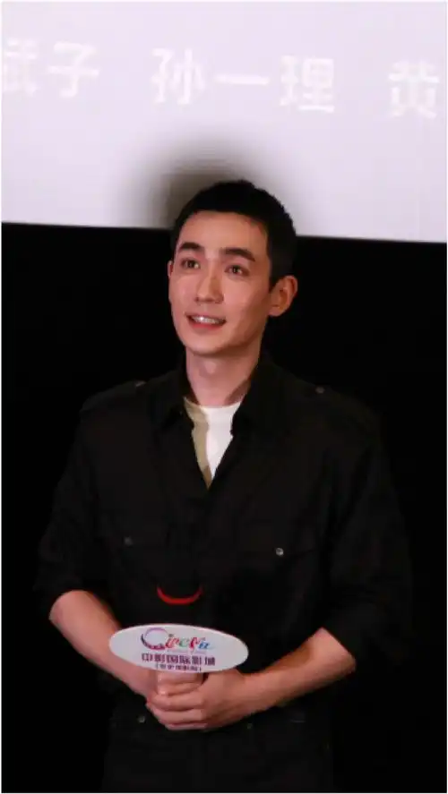 朱一龙土味情话采访后续被问相同问题表情呆萌,故伎重演太搞笑

