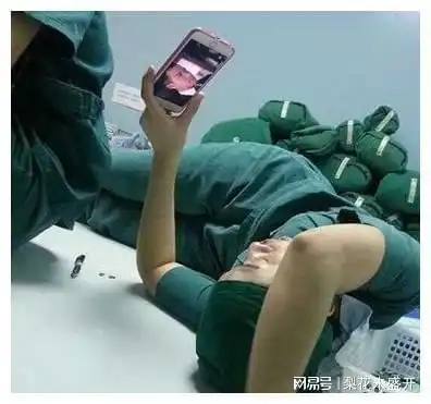 搞笑gif图片笑话段子公司刚发通知,双十一组织旅游而且没wifi
