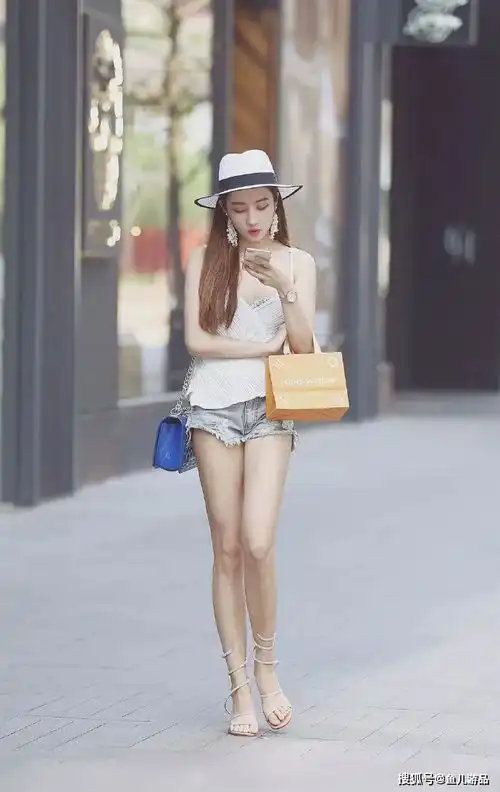 街拍时尚组图女生搭配高跟鞋显高又时尚,带给女人自信的魅力