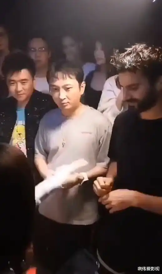 王思聪三亚庆生,场面豪华获众美女拥护,玩游戏小心翼翼显呆萌
