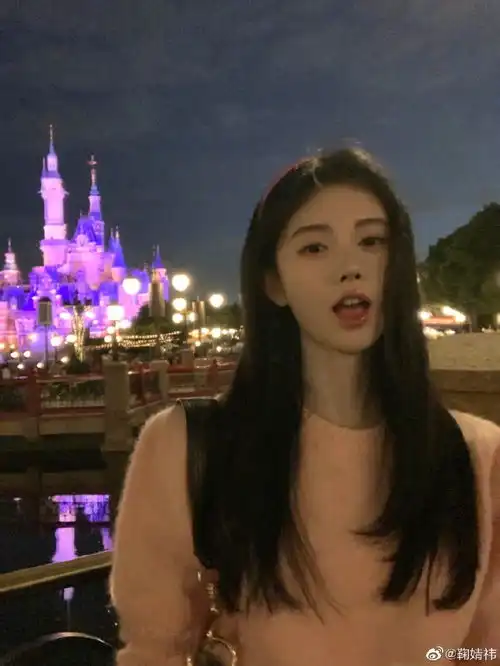 组图鞠婧祎晒九宫格迪士尼游玩照粉色毛衣搭配牛仔裤温暖可爱
