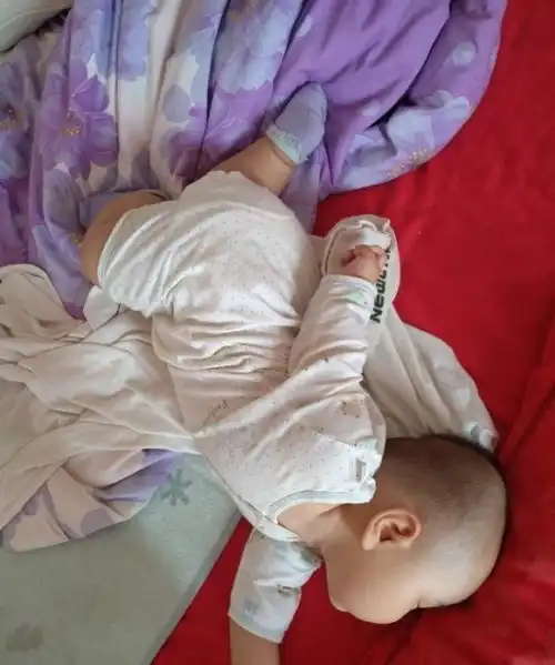 组图宝宝搞笑睡姿大比拼,哪张你觉得最好笑
