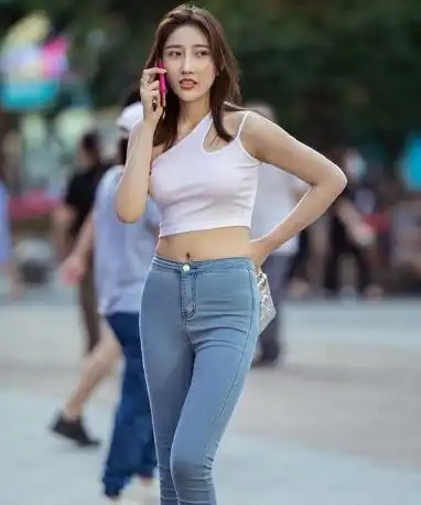 时尚街拍不规则小衫搭配紧身牛仔裤,优雅又自信
