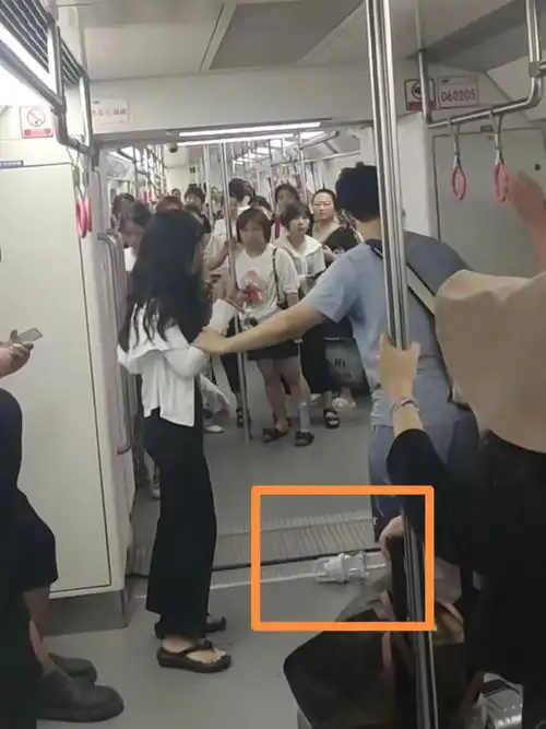 重庆地铁偷拍女生满脸是血躺病床,照片曝光流出