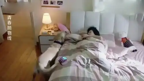 哥哥养了一条大金毛,大早上被派去叫妹妹起床,场景贼搞笑