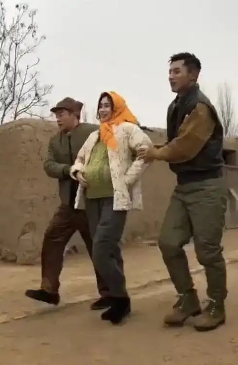跑男路透照曝光,angelababy变农村孕妇,张继科在旁搀扶
