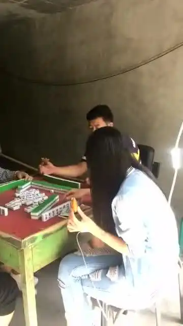 近期这个视频火了,大姐输液还在打麻将,不得不说真是敬业了
