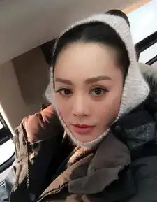 宁静自制搞笑耳罩红唇抢镜细数宁静大尺度泳装组图
