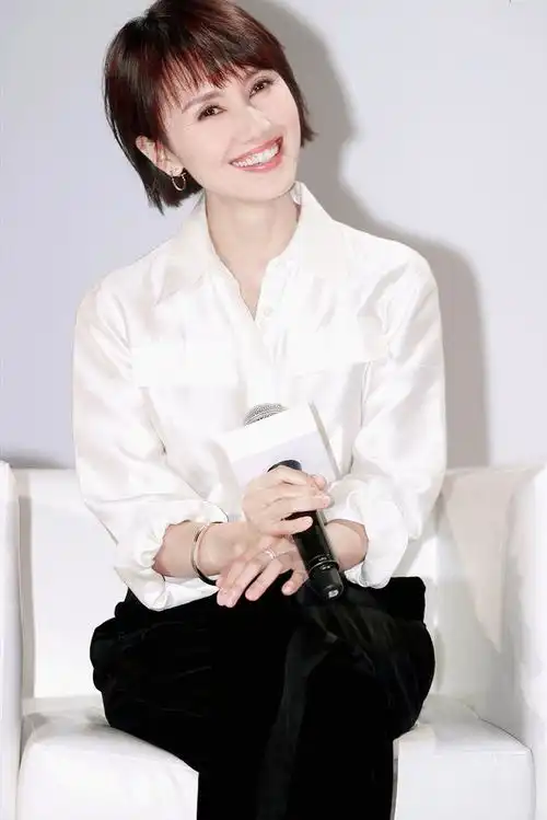 袁泉一家三口同行,打扮日常简约,夏雨一身运动装,女儿清秀甜美
