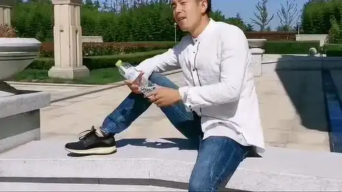 食指指着我鼻子,我的大拇指不同意被双手抓衣服,教你街头格斗反击
