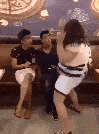 搞笑gif趣图姑娘,你还有这种操作,好喝吗
