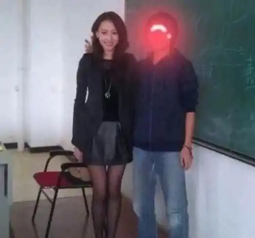 搞笑gif趣图自从和老师合影以后,我的学习成绩就一天不如一天了
