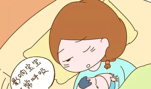 夜奶是躺着喂还是抱着喂对宝宝影响很大,宝妈不要图省事
