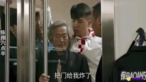 影视赖床爆笑场面王妃早上赖床不起,还在床下藏了很多小零食
