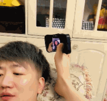 搞笑gif媳妇儿,让你走路还玩手机,又卡进下水道了吧
