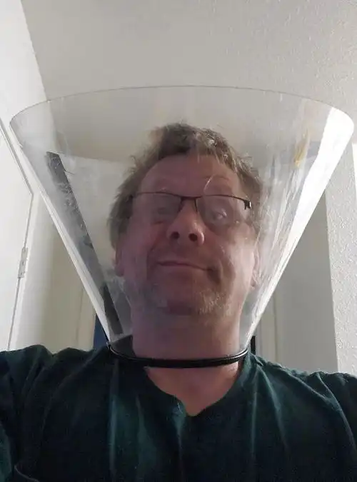 没有口罩,却又不得不出门,这些外国网友让人发笑,又无比心酸...
