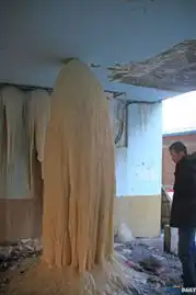 漏水形成巨型冰柱路人又怕又好奇
