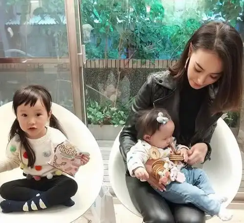 表情欧弟老婆久违分享大女儿近照,大眼萌jo演绎百变表情萌出血表情

