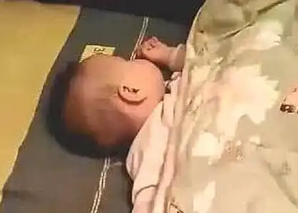 小萌娃因睡姿太搞笑走红,妈妈掀开被子的那刻,网友体操新星
