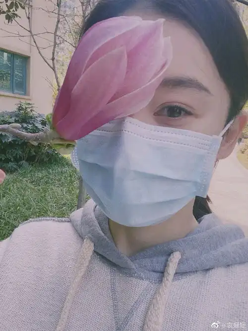 组图袁姗姗户外戴口罩自拍心情好漫步花间笑眼弯弯温婉动人
