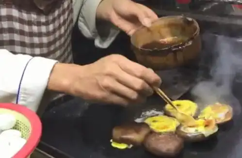 丽江特色小吃青头菌背鸟蛋,名字听着很有趣,5元一个不便宜
