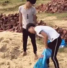 搞笑图片幽默段子笑话小哥,你这个小身板不适合干体力活啊
