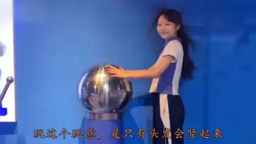 爆笑小姐姐在健身房秀肌肉,瞬间心动了