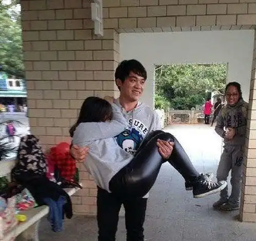搞笑gif图片笑话段子你偷吃我的鸡腿,还把餐盒撕破了
