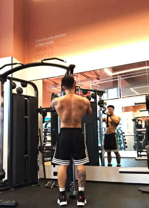 是健体冠军也是健身私教,最满意的是背部,难打造的是八块腹肌
