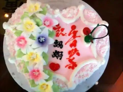 今天妈妈生日,想做个蛋糕写个祝福语,我和我妈属于总一起搞笑的,在家总疯,亲们可以帮我想个写在蛋糕上
