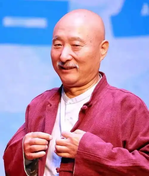 陈佩斯父子同台,儿子图时髦戴大粗链子,但却输给了老爹的中国风

