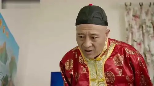 生气爆笑系列听说孙女要跟刘能姓,赵四穿上寿衣,直接爬窗而入

