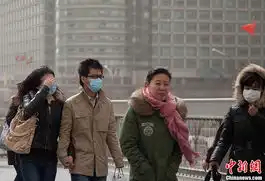 高清组图北京迎来大风沙尘天气市民出行全副武装
