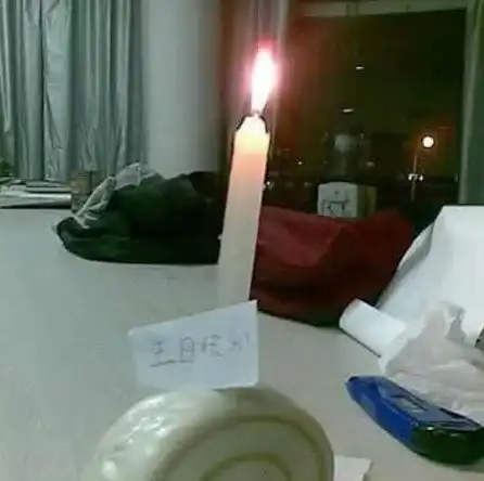 搞笑图片幽默段子笑话好热啊老板,再给我加一桶冰
