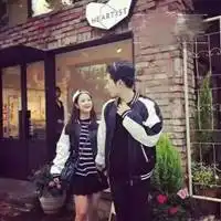 情侣头像真人两个人在一张照片里
