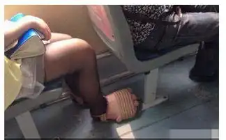 搞笑图片妹子你的鞋吓到我了
