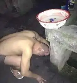 搞笑gif敢穿成这样挤地铁我只能说算你狠