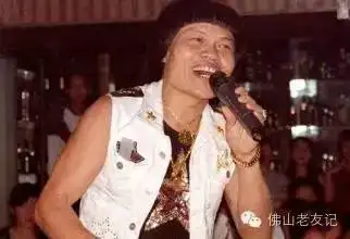 八两金曾经香港最红爆笑男丑星,娶错老婆败光全部身家,如今62岁东山再起

