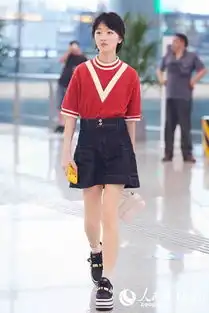 周冬雨装扮休闲现身机场搞怪表情神似同框小黄鸭
