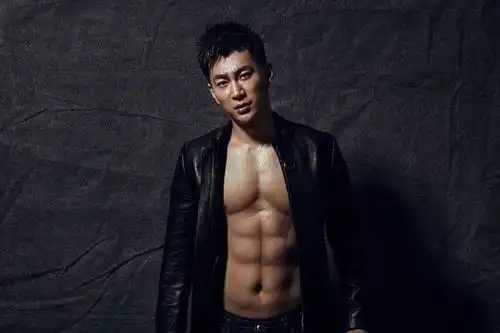 型男不止一面八块腹肌的赵楚纶有里有面实力撩
