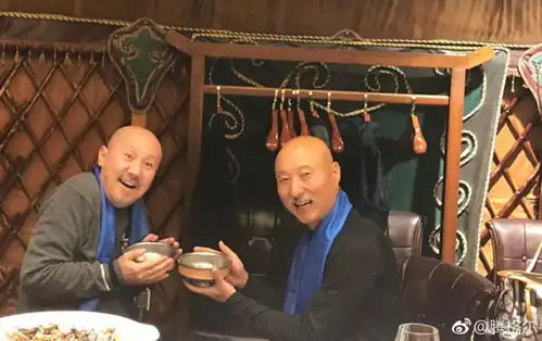 陈佩斯腾格尔罕见同框,两位光头大叔神似双胞胎,蒙古包中超欢乐

