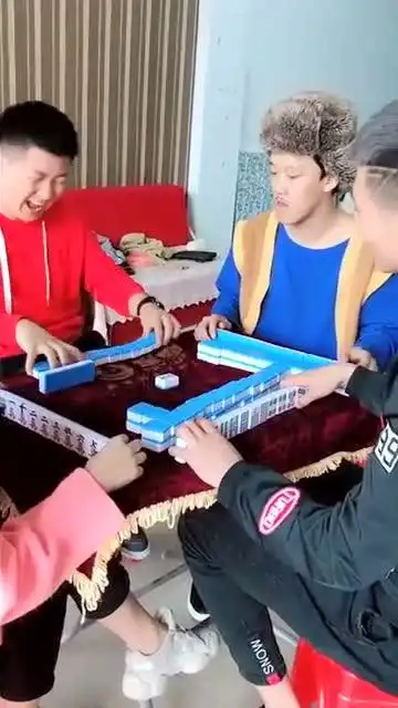 爆笑打麻将,小伙连续诈四个暗杠,竟没被看出来

